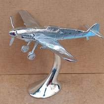 Figura avión en peana. Ref 47471. 31x29x26,5