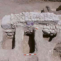 Tombe a fossa nella chiesa B [dal sito web dell’area di archeologia del Dipartimento di Scienze Umane dell’Università di Foggia; www.archeologia.unifg.it]