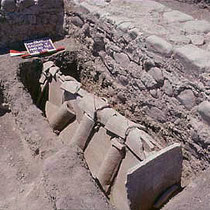 Tomba "a cappuccina" nella chiesa B [dal sito web dell’area di archeologia del Dipartimento di Scienze Umane dell’Università di Foggia; www.archeologia.unifg.it]