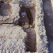 Tomba della chiesa B, con copertura a lastra [dal sito web dell’area di archeologia del Dipartimento di Scienze Umane dell’Università di Foggia; www.archeologia.unifg.it]