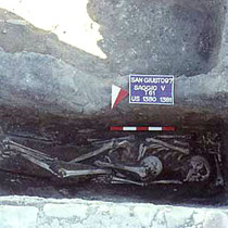 Due scheletri rinvenuti in una tomba a fossa della chiesa B [dal sito web dell’area di archeologia del Dipartimento di Scienze Umane dell’Università di Foggia; www.archeologia.unifg.it]