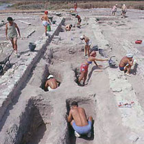 Archeologi al lavoro nelle tombe della chiesa B [dal sito web dell’area di archeologia del Dipartimento di Scienze Umane dell’Università di Foggia; www.archeologia.unifg.it]
