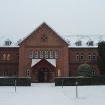 Ingang van de abdij in de sneeuw