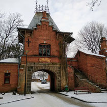 Acceso al palacio de caza.