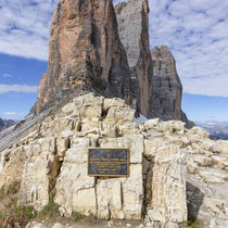 Sur un bloc de pierre, au pied des trois cimes, une plaque commemorative de la visite du pape Jean Paul II le 16 Juillet 1996.