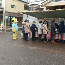 大判焼き屋さんに並んでいます。