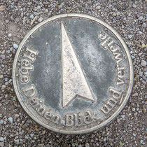 Weimar. Diese Plakette ist an drei Stellen im Park an der Ilm im Boden eingelassen und weist auf Sichtachsen hin. 