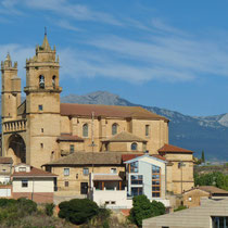 Blick auf das Dorf Elciego, La Rioja