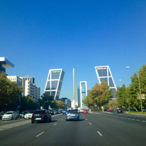 El Paseo de la Castellana, Hauptstrasse Madrids, zu sehen sind u.a. die Kiu-Türme