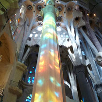 Säule im Innern der Kathedrale "La Sagrada Familia", Barcelona
