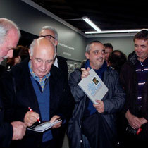 Séance d'autographe pour Raymond Depardon - Lyon - Novembre 2012 © Anik COUBLE