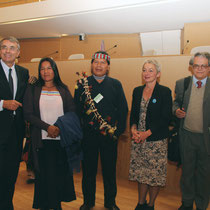 José Gualinga, représentant  la communauté quechua Sarayaku en Equateur et  sa soeur, entourés de Jean-Jack Queyranne et Véronique Moreira - Lyon - 0ctobre 2011  © Anik COUBLE 