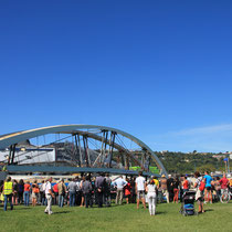 Les lyonnais, venus nombreux, pour assister à l'installation du Pont Raymond Barre - Lyon - 03 Sept 2013 © Anik COUBLE