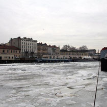 Péniche prisionnière de la glace au hauteur de Perrache / Photo: Anik Couble