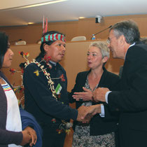 Jean-Jack Queyranne en conversation avec José Gualinga, représentant  la communauté  quechua Sarayaku, entourés de la soeur de José Gualinga et de Véronique Moreira - Lyon - 0ctobre 2011  © Anik COUBLE 