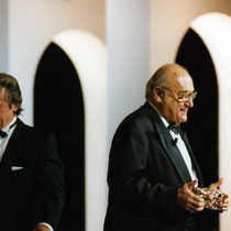 Henri Verneuil, lors de la remise de son Cesar d'Honneur, par Alain Delon  - Paris 1996 - Photo © Anik COUBLE