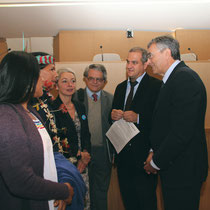 Jean-Jack Queyranne en conversation avec José Gualinga, représentant  la communauté  quechua Sarayaku, entourés de la soeur de José Gualinga et de Véronique Moreira - Lyon - 0ctobre 2011  © Anik COUBLE 