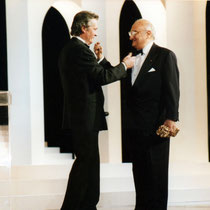 Henri Verneuil, lors de la remise de son Cesar d'Honneur, par Alain Delon  - Paris 1996 - Photo © Anik COUBLE