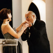 Henri Verneuil, et Claudia Cardinal,  lors de la remise de son Cesar d'Honneur - Paris 1996 - Photo © Anik COUBLE