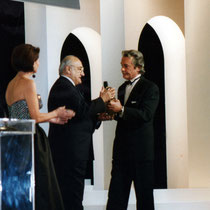 Henri Verneuil, lors de la remise de son Cesar d'Honneur, par Alain Delon  - Paris 1996 - Photo © Anik COUBLE