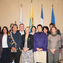 José Gualinga, représentant  la communauté quechua Sarayaku en Equateur, Véronique Moreira, Alain Chabrolle et les élus de la Région - Lyon - 0ctobre 2011  © Anik COUBLE 