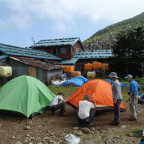 青年小屋のテン場に到着
