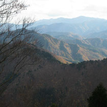 百里ケ岳山頂から遠くに比良山系、武奈ケ岳。