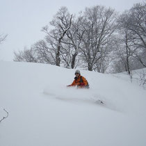 尾根の左手の軽い雪の中を雪煙あげて!