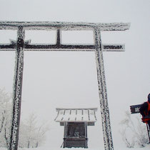 山頂にある大 神社