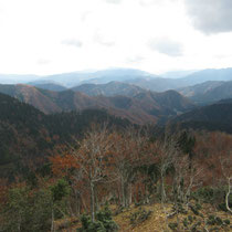 おにゅう峠手前から。重畳たる山並みの向こうには蛇谷ケ峰
