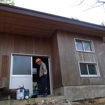 高さで400mほど尾根を登ったところにある堂倉避難小屋