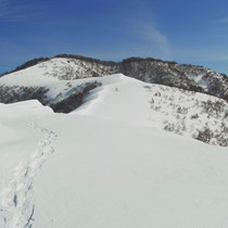 稜線から三十三間山山頂(左手白い方)を写す