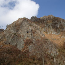 そそり立つ岩壁を横目に