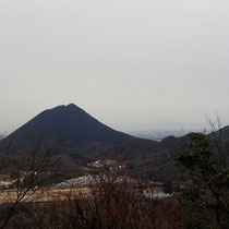 三上山が間近に見えます