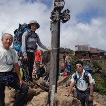 赤岳山頂に着きました