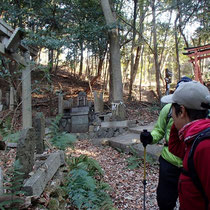 大岩神社の前を通り