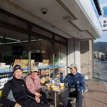 コンビニでおでんをあてにちょっと休憩