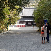 泉涌寺の前を通り