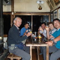 遠い飲み屋でカンパーイ