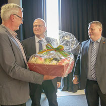 Schulleiter Günter Bruns  mit Obermeister Jörg Klintworth und Vorstandsmitglied Ricardo Schmorl.