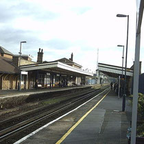 Vista de los andenes de la estación de Canterbury Este con vista hacia la dirección de Londres