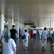 Pasaje central de la estación para acceder a las vías