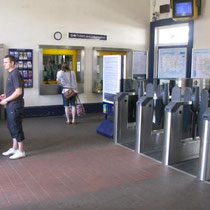 Información, venta y entrada a la estación Canterbury West