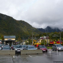 Vista del parking, y de las estaciones de tren y autobuses en Bad Ischl