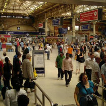 Interior de la grandisima estación Londres Victoria