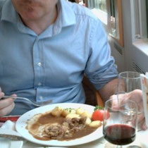 Comiendo en el Restaurante del tren ICE Freiburg - Berlin