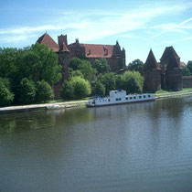 Castillo de Malbork, desde la otra orilla del río Nogat