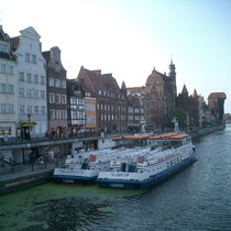 Muelles de Gdansk, con el famoso edificio de la grua
