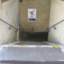 Escalera de acceso al túnel para ir al andén 2 de la estación Canterbury West