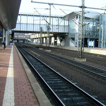 Andenes de vías y pasaje en la estación de Kassel-Wilhelmshoehe